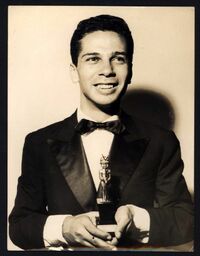 Garota sexagenária: entre Ipanema e o mundo, a estreia fonográfica na voz de Peri Ribeiro