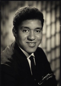 Uma voz espetacular: os 90 anos de Agostinho dos Santos, o artista que ensinou Orfeu a cantar