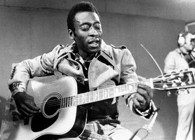 Pelé em 78 rpm: nos 85 anos do Rei do Futebol, lembranças musicais do craque que foi 'muso' e compositor  
